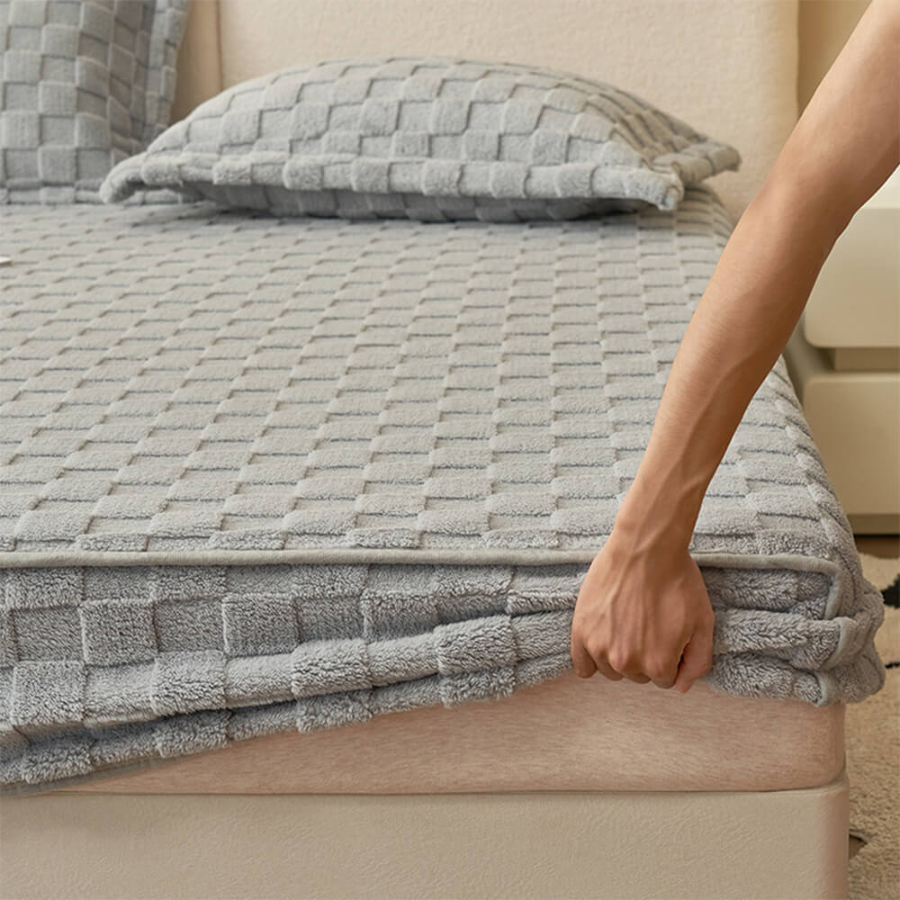 Soft Plush Checkerboard Fitted Sheet for Ultimate Comfort