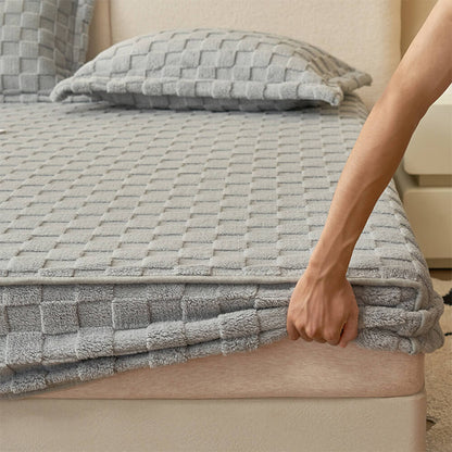 Soft Plush Checkerboard Fitted Sheet for Ultimate Comfort