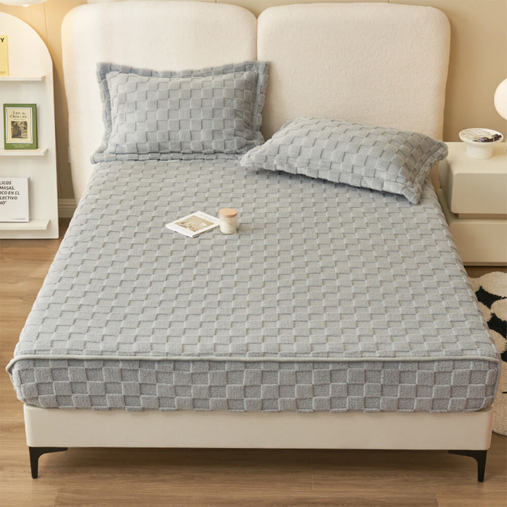 Soft Plush Checkerboard Fitted Sheet for Ultimate Comfort
