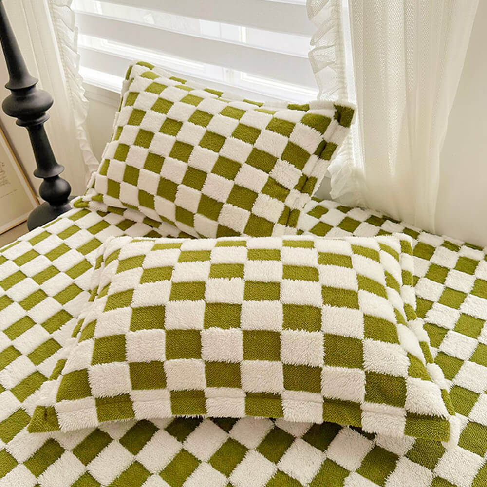 Soft Plush Checkerboard Fitted Sheet for Ultimate Comfort