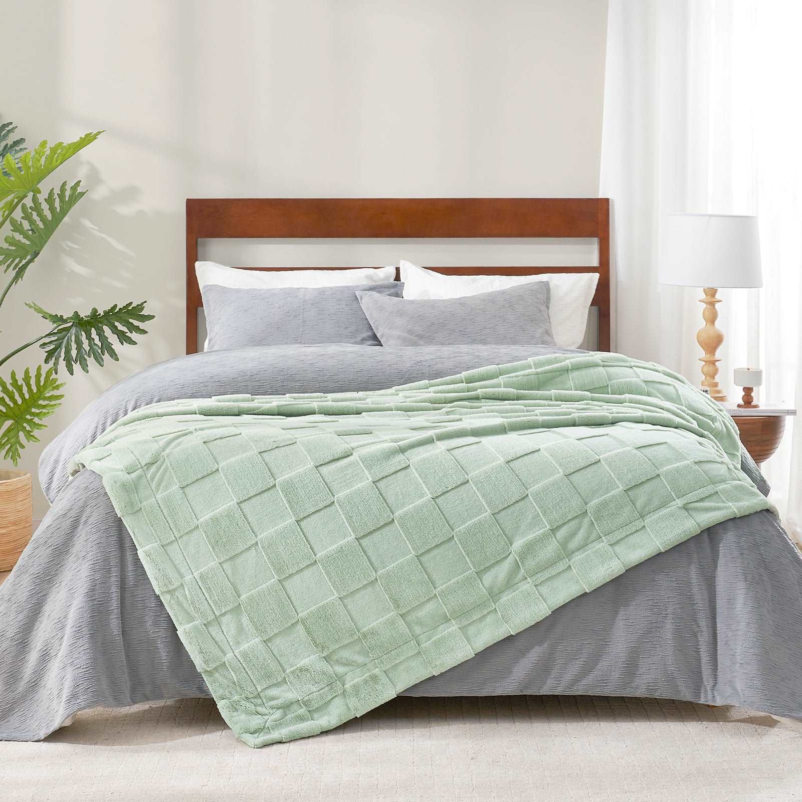 Luxuriously Soft Checkerboard Faux Fur Throw Blanket for Cozy Living