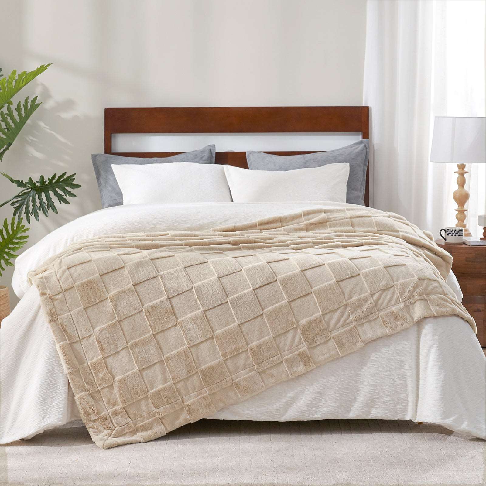 Luxuriously Soft Checkerboard Faux Fur Throw Blanket for Cozy Living