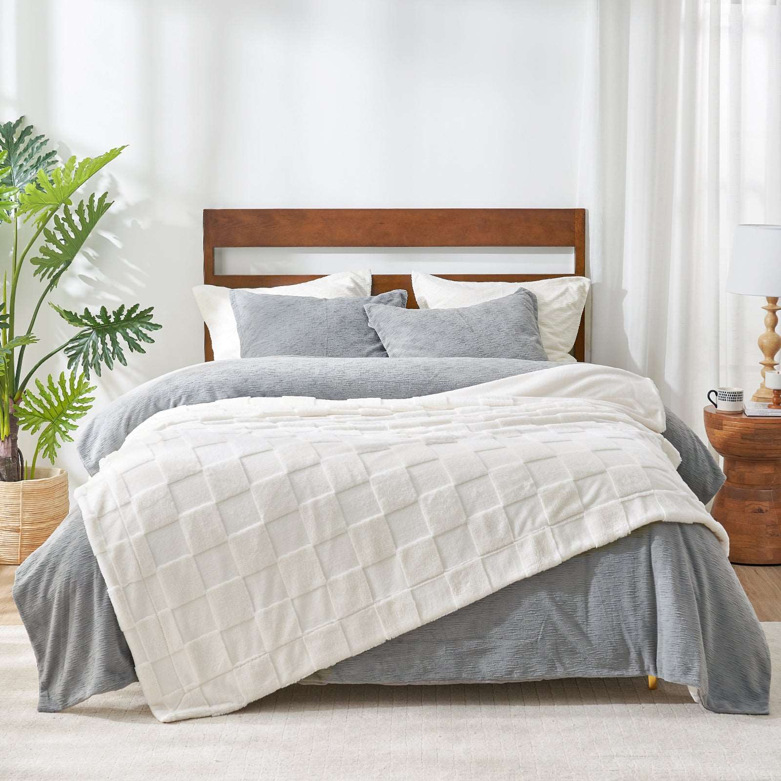 Luxurious Checkerboard Faux Fur Throw Blanket for Cozy Living