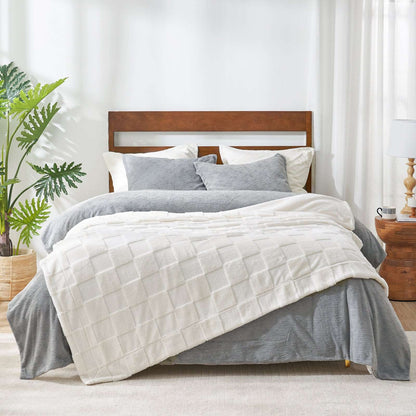 Luxuriously Soft Checkerboard Faux Fur Throw Blanket for Cozy Living
