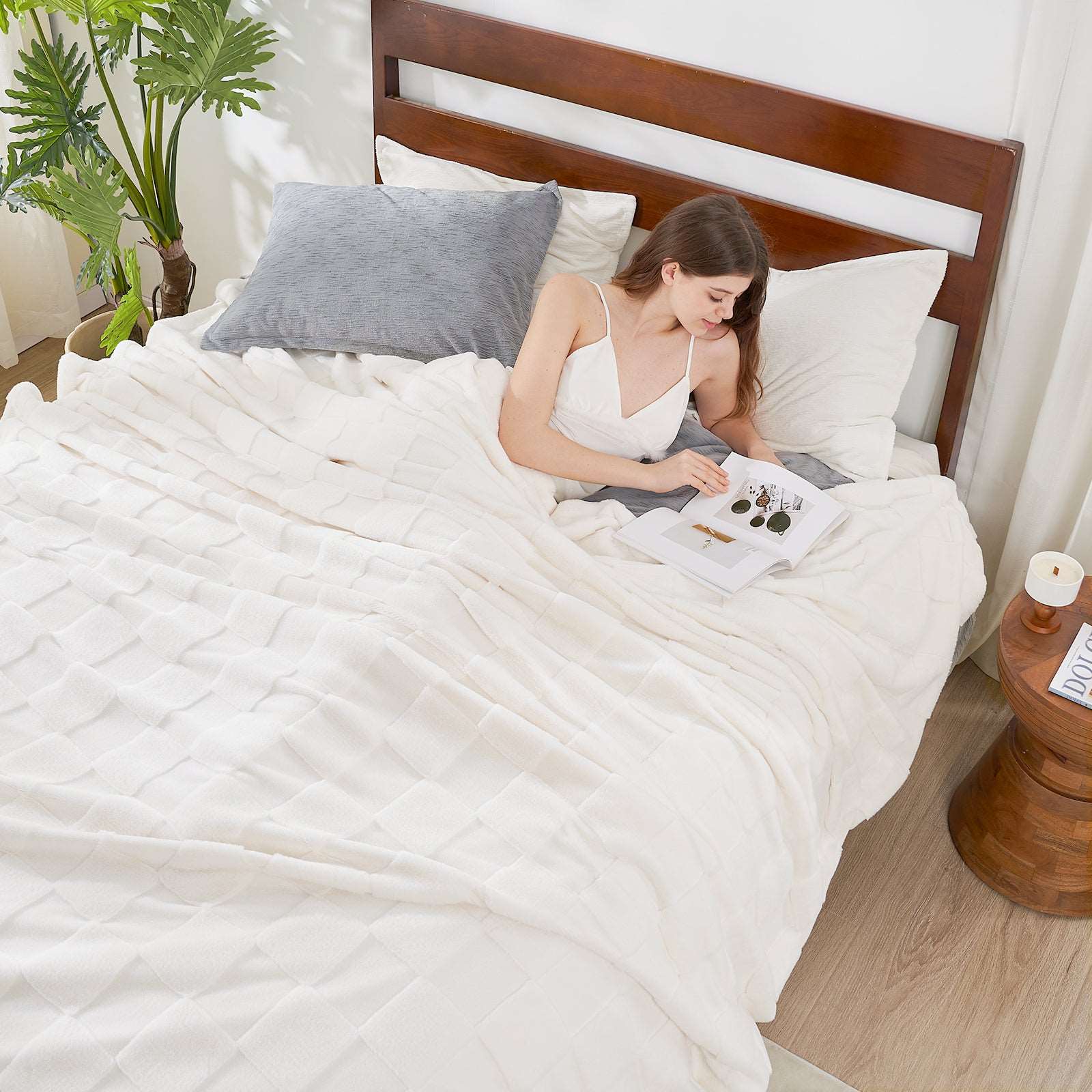 Luxuriously Soft Checkerboard Faux Fur Throw Blanket for Cozy Living