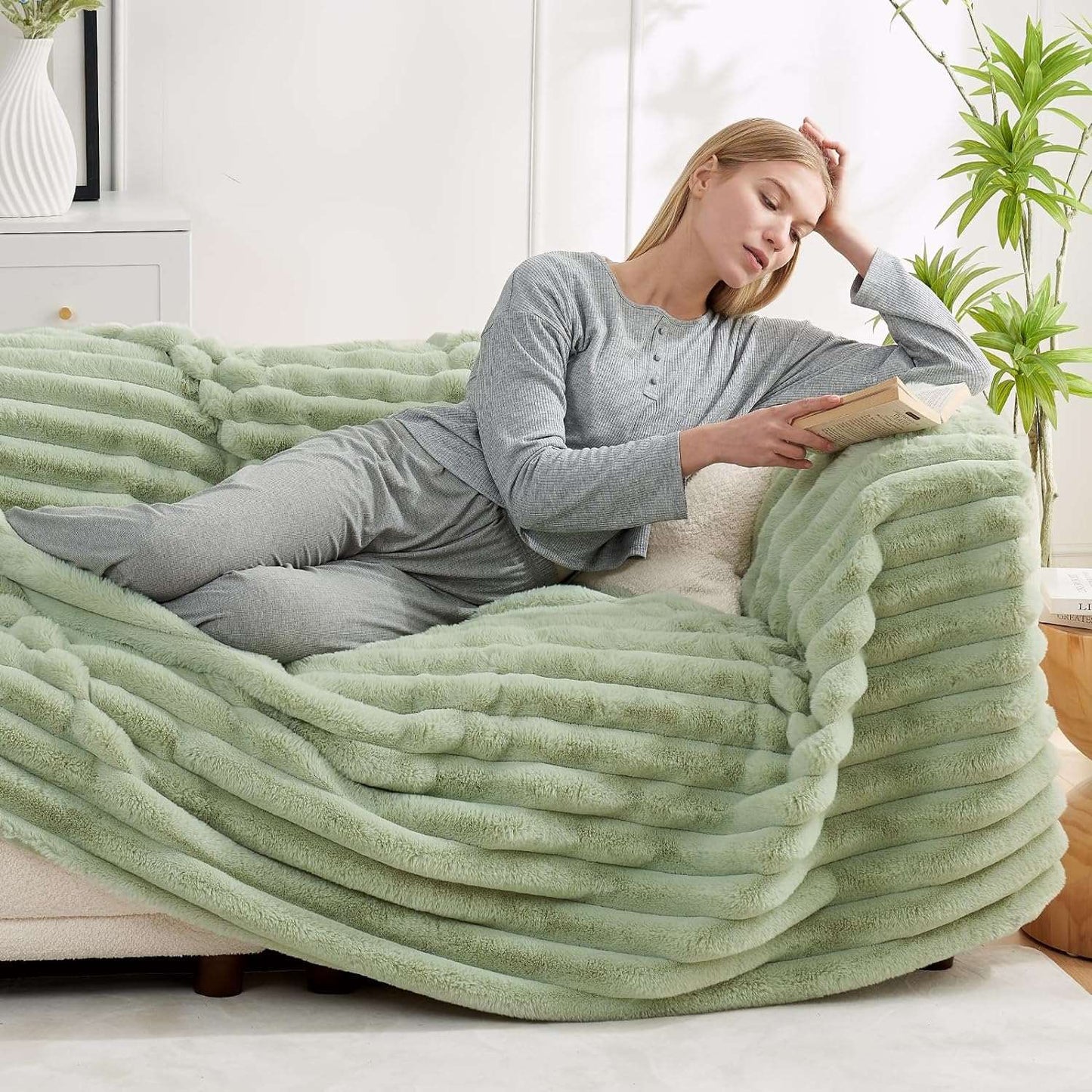 Luxurious Striped Faux Fur Throw Blanket for Cozy Comfort