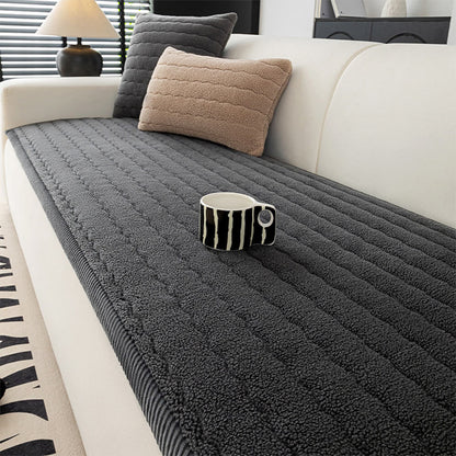 https://cdn.shopify.com/s/files/1/0549/1638/2879/files/FUNNYFUZZYCreamySoftBreathableLambskinCouchCover-2.jpg?v=1739440359