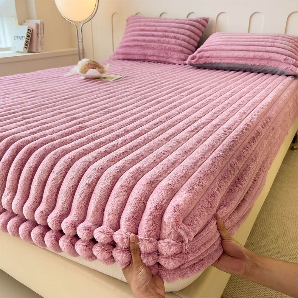 https://cdn.shopify.com/s/files/1/0549/1638/2879/files/FUNNYFUZZYVerticalStripeThickenedFauxRabbitFurMattressProtectorFittedSheet-8.jpg?v=1731669238