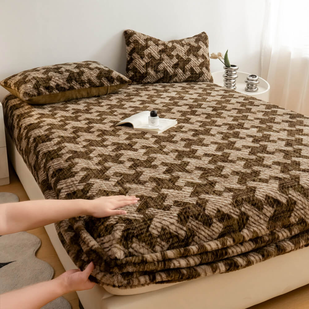 https://cdn.shopify.com/s/files/1/0549/1638/2879/files/FunnyFuzzyLeopardPrintThickenedFauxRabbitFurWarmFittedSheetMattresCover-19_6b154678-610c-4127-ad75-45ec0b92556c.jpg?v=1730269377