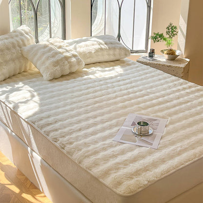 Cozy Plush Bubble Skin-Friendly Warm Fitted Mattress Protector