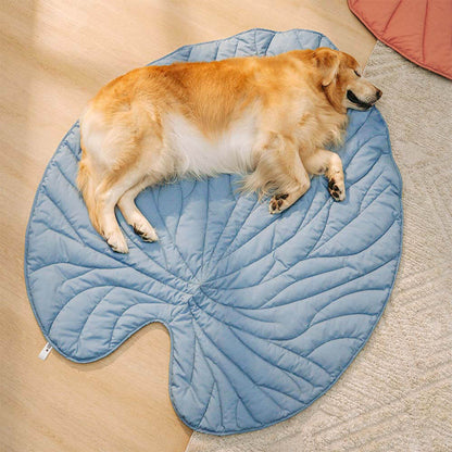 https://cdn.shopify.com/s/files/1/0549/1638/2879/files/FunnyFuzzy_leafshapeblanketA.jpg?v=1734407454