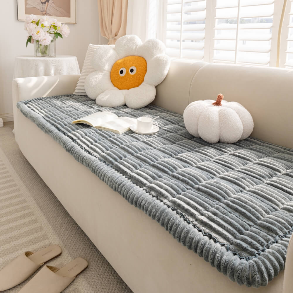 https://cdn.shopify.com/s/files/1/0549/1638/2879/files/LazySoftFlannelBreathablePetMatNon-slipCouchCover-_8.jpg?v=1746523696