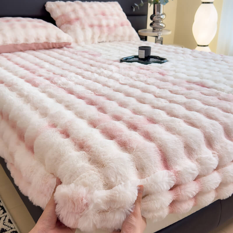 https://cdn.shopify.com/s/files/1/0549/1638/2879/files/SuperSoftFauxRabbitPlushMattressProtectorFittedSheet-_1.jpg?v=1730886051