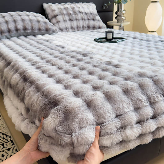 https://cdn.shopify.com/s/files/1/0549/1638/2879/files/SuperSoftFauxRabbitPlushMattressProtectorFittedSheet-_10.jpg?v=1730886051