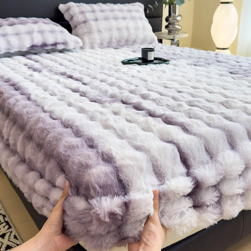 https://cdn.shopify.com/s/files/1/0549/1638/2879/files/SuperSoftFauxRabbitPlushMattressProtectorFittedSheet-_3.jpg?v=1730886051