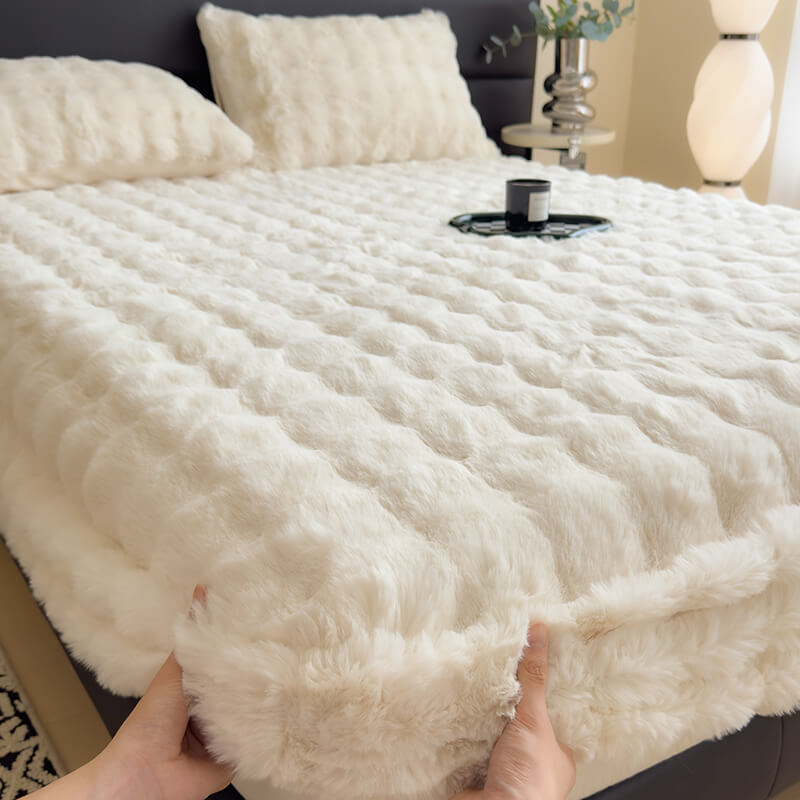 https://cdn.shopify.com/s/files/1/0549/1638/2879/files/SuperSoftFauxRabbitPlushMattressProtectorFittedSheet-_7.jpg?v=1730886051