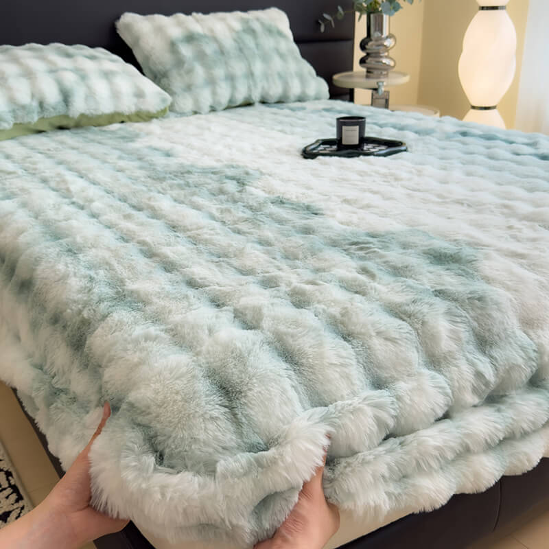 https://cdn.shopify.com/s/files/1/0549/1638/2879/files/SuperSoftFauxRabbitPlushMattressProtectorFittedSheet-_9.jpg?v=1730886051